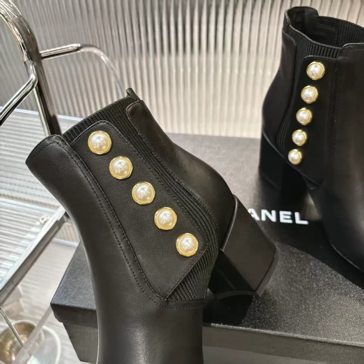 👟👟Ex-factory price 680👟👟 (top version) 𝗖𝗛𝗔𝗡𝗘𝗟𝟐5 years of Chanel𝐅𝐖Must-have for autumn and winter rhombus motorcycle boots Martin boots Xiaoxiangjia's super classic motorcycle boots sweet and cool shape can easily increase the height of the foot and elongate the legs. It is fashionable and fashionable with pearls One-to-one reproduction of the original 👟Material: First-layer cowhide ▪️Heel height: 6.5𝐜𝐦 ▪️Lining: sheepskin ▫️𝐒𝐢𝐳𝐞:𝟑𝟓-𝟒𝟏𝐌(𝟒𝟎, 𝟒𝟏 customization is not returnable) ▪️Sole: original 1:1 molded leather outsole ▫️Color: black, white, apricot (three colors included) ▪️Combined with original full set of packaging📦